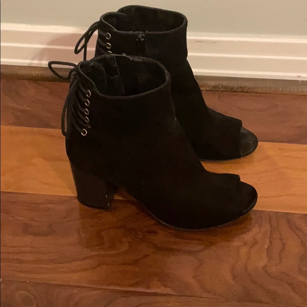 Black heel-booties